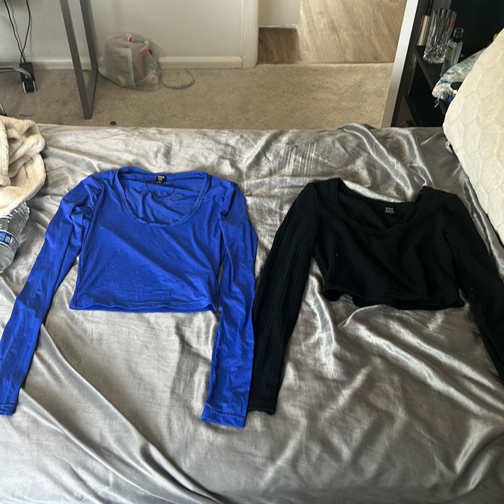 2 crop tops blue and black